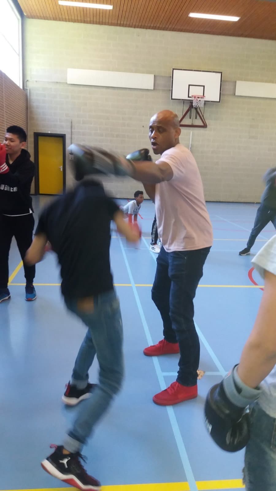 R. Weekers geeft training aan jongeren